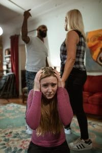 Read more about the article A bántalmazó család is szent?